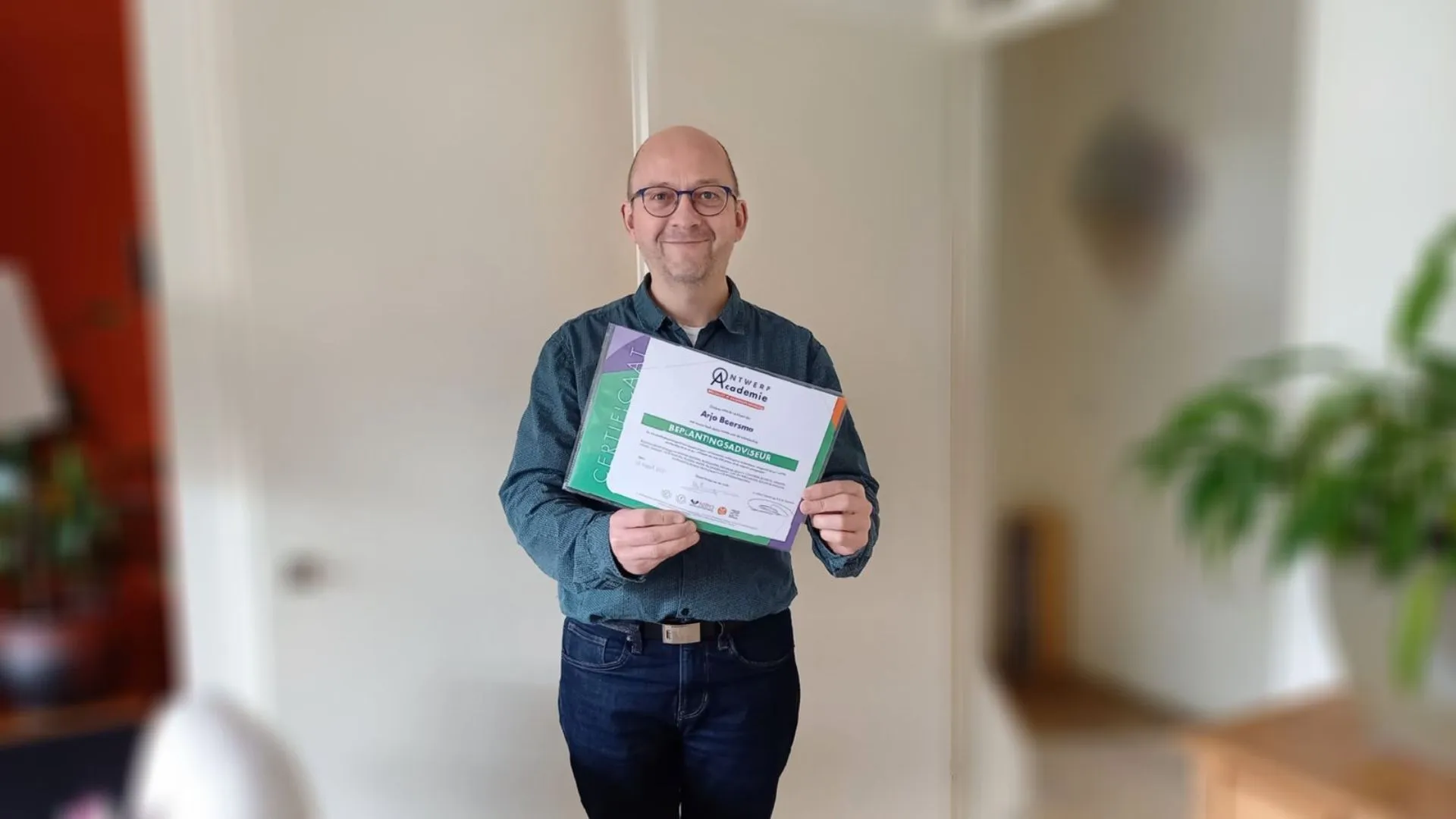 Arjo Boersma met zijn certificaat beplantingsadviseur