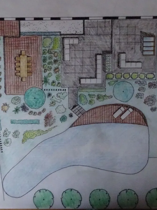 Handgetekende plattegrond van een tuin met grote zwemvijver en houten terras